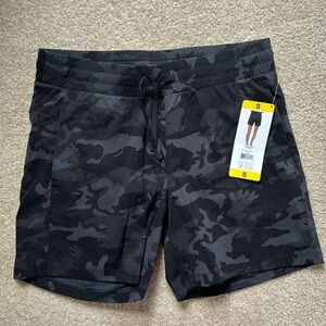 Women Tuff Athletics Active Shorts Camo size Small. New with tag